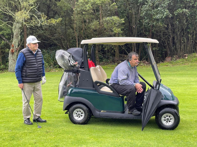 Luis Índio e José Mendonça, filho de Raul Mendonça, dão o tee de saída no torneio Sócios Honorários